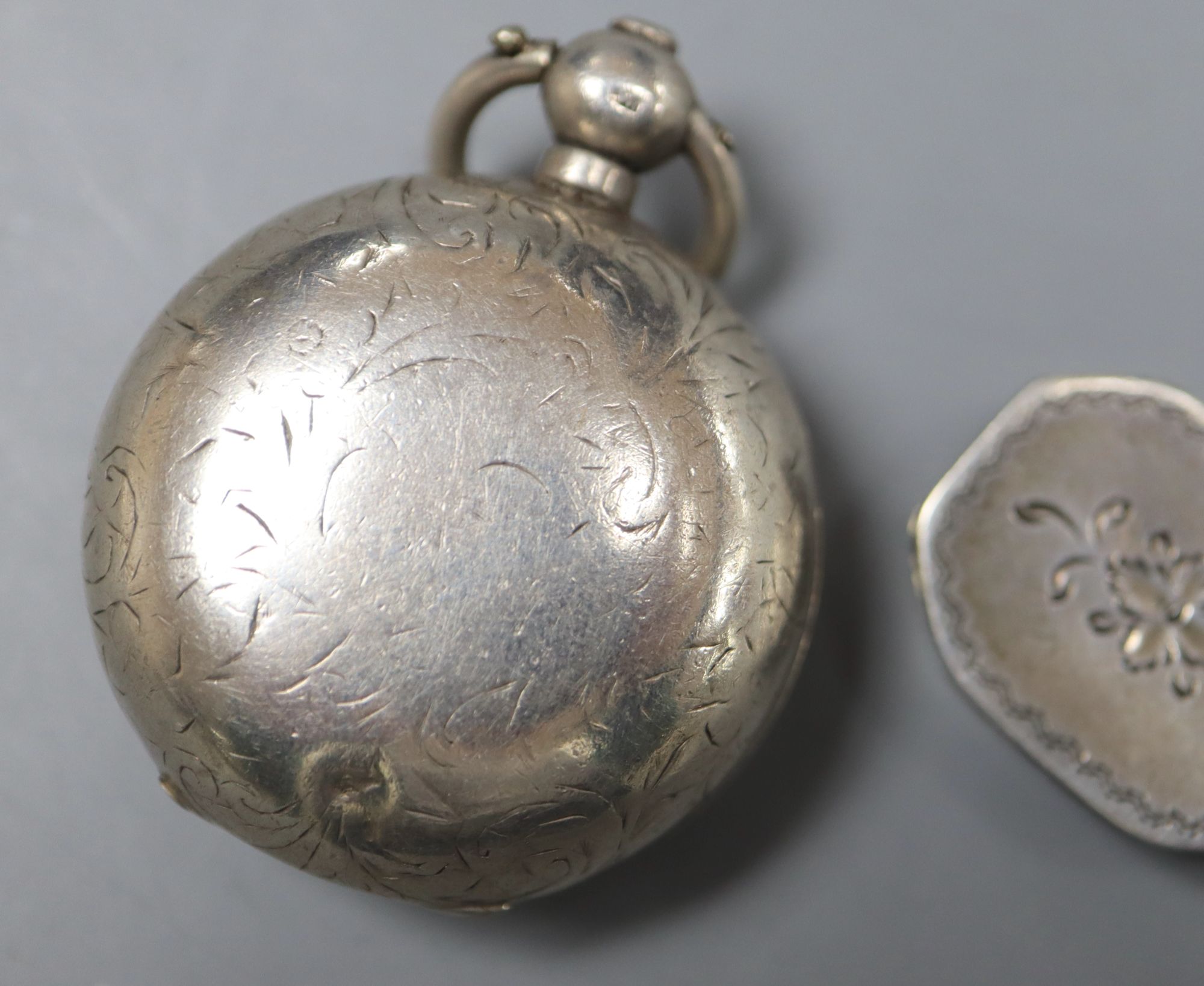 A late Victorian silver sovereign case, Birmingham, 1899 and a George III silver vinaigrette, Birmingham, 1813, 21mm.